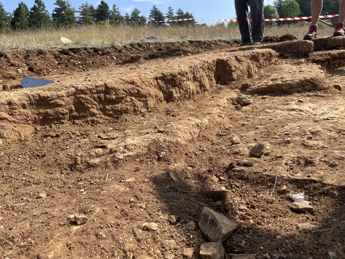 New dinosaur footprints discovered in Saint-Laurent-de-Trèves, a team of excavators is on site