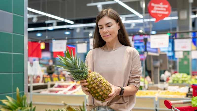 "C’est l’heure de la drague" : pourquoi certains Espagnols se baladent avec un ananas retourné dans leur chariot ?