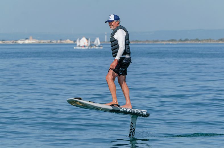 Qu’est-ce que l’E-foil, ce sport de glisse électrique ? À La Grande-Motte, on l'a testé pour vous