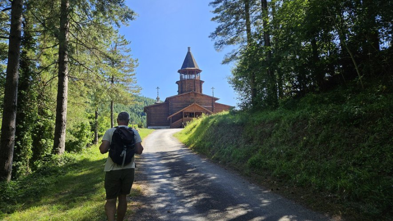 Comme un air de Russie à Sylvanès avec une randonnée qui éveille les sens jusqu'à une église orthodoxe