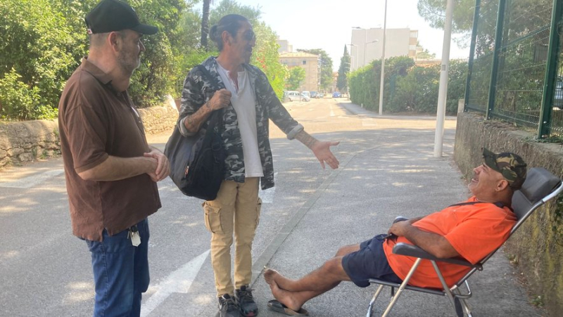 A local resident takes a nap "in complete confidence" on the sidewalk in front of the gendarmerie in Bagnols-sur-Cèze.