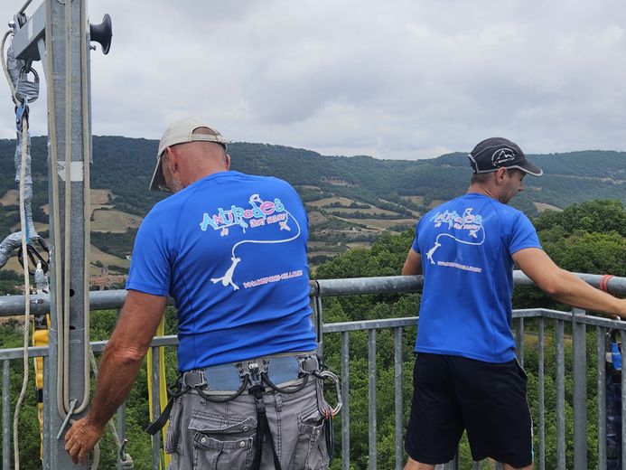 Faire le plein d’adrénaline avec un saut à l’élastique de 50 m sur le viaduc de Sainte-Eulalie-de-Cernon