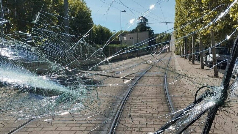 Using a wooden board, an overexcited TaM user breaks the windshield of a tram in Montpellier