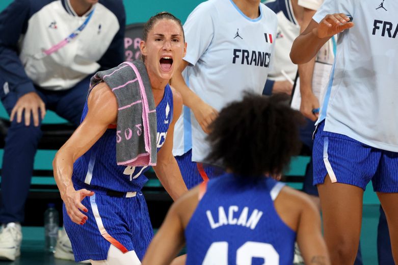 "We had goosebumps", "Standing on this podium with all our families there...": basketball player Romane Berniès talks about her Paris Olympic Games