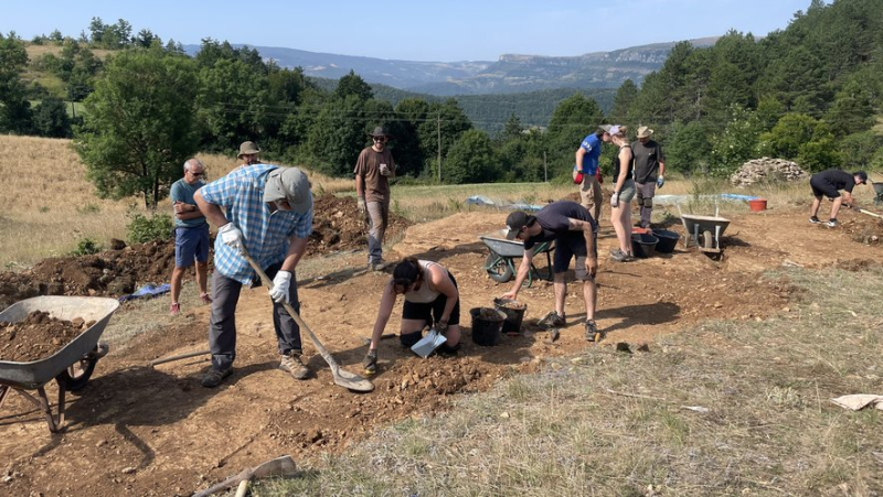 New dinosaur footprints discovered in Saint-Laurent-de-Trèves, a team of excavators is on site