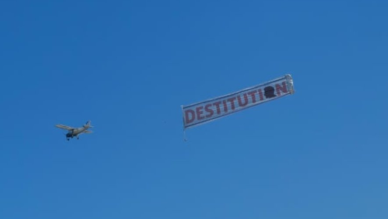 "Destitution": a banner with a political message seen in the air on the Béziers coast