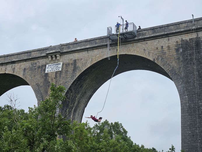 Faire le plein d’adrénaline avec un saut à l’élastique de 50 m sur le viaduc de Sainte-Eulalie-de-Cernon