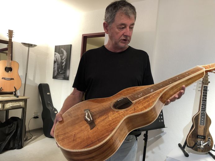 "A well-made guitar is inspiring", in his Millau workshop, Michel Cassan has more than one string to his bow