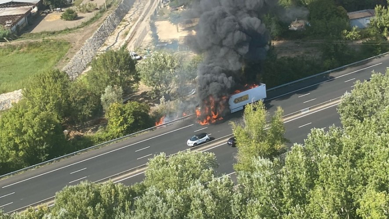 A truck on fire on the A9 motorway in the Nîmes area heading south