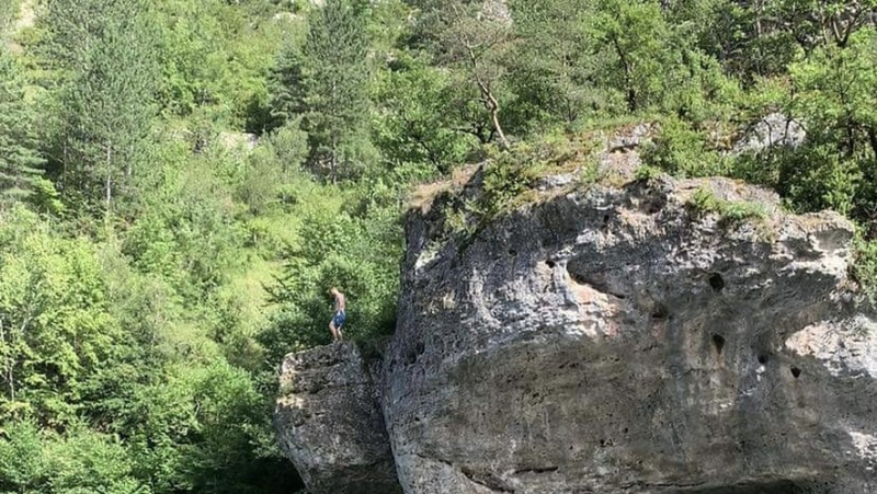 In Lozère, a 21-year-old man is injured after jumping twelve meters into the water