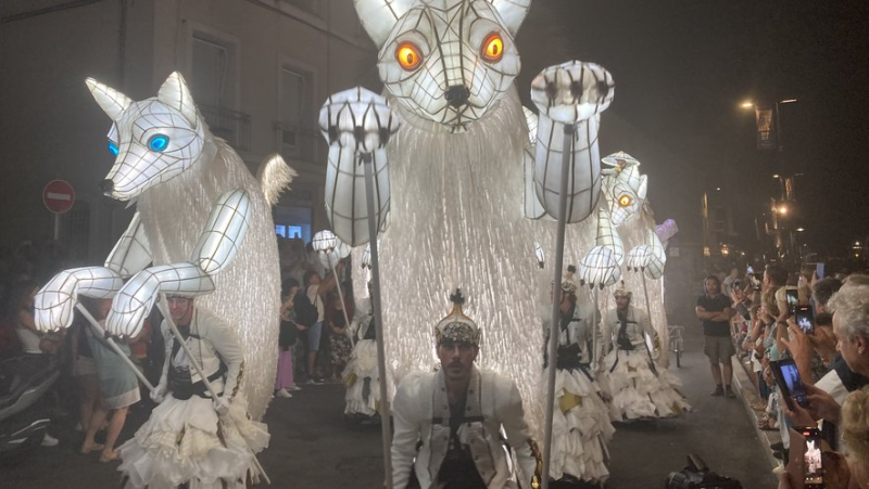 La déambulation des Légendaires renards a émerveillé petits et grands le long des quais de Sète