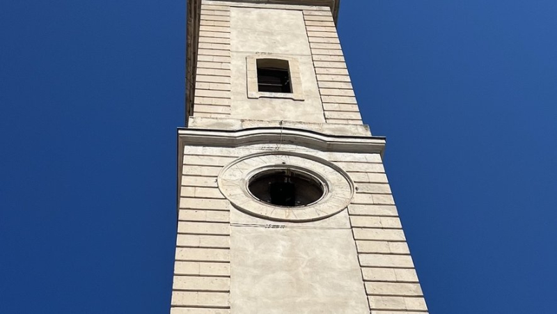 Why did the dials and hands of the Clock Tower in downtown Nîmes disappear ?