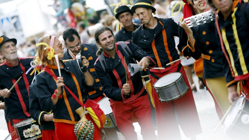 A delighted crowd keeps the flame of the flower parade tradition alive