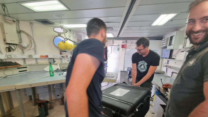 Who are these scientists who are boarding the Ifremer oceanographic vessel from Sète ?