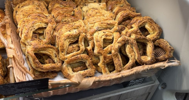 We tested for you: salty or sweet, fougasse with grattons and Aigues-Mortes