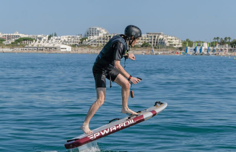 What is E-foil, this electric water sport ? In La Grande-Motte, we tested it for you