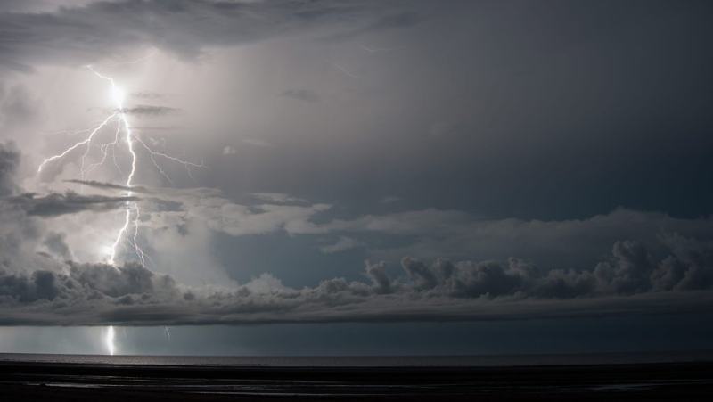 VIDEO. The beach was crowded with people: Lightning strikes an Italian beach, injuring several people