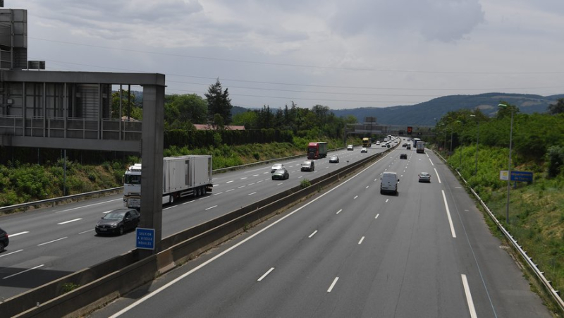 Car drives the wrong way on the A20 motorway and hits another vehicle: two dead in head-on collision