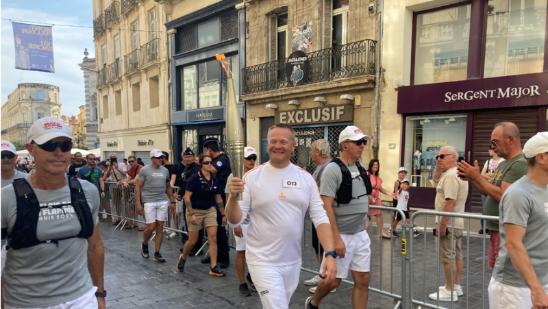 The Paralympic flame in Montpellier, between Peyrou and Comédie