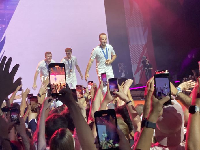 JO Paris 2024 : plateaux télé, chants, bain de foule… la folle soirée de célébration des frères Lebrun au Club France