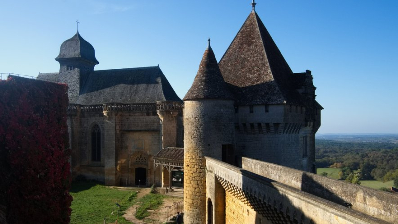 Il y avait trop de monde aux toilettes : pressé d'uriner, un homme chute de 5 mètres depuis le rempart d’un château