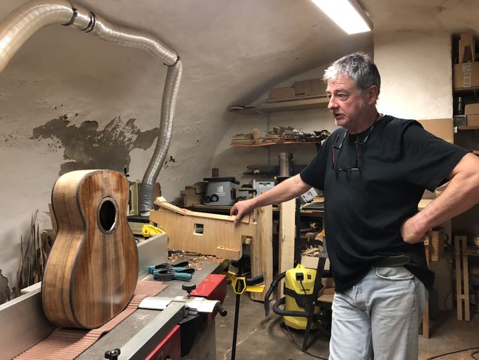 "A well-made guitar is inspiring", in his Millau workshop, Michel Cassan has more than one string to his bow