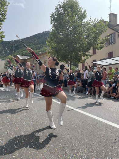 Les Grandes Fêtes de Mende apportent de la joie et de la couleur dans les rues de la ville