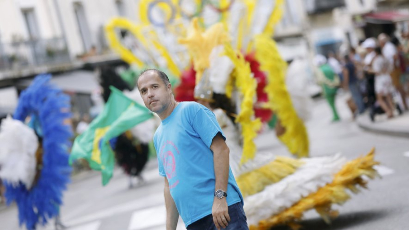 A delighted crowd keeps the flame of the flower parade tradition alive