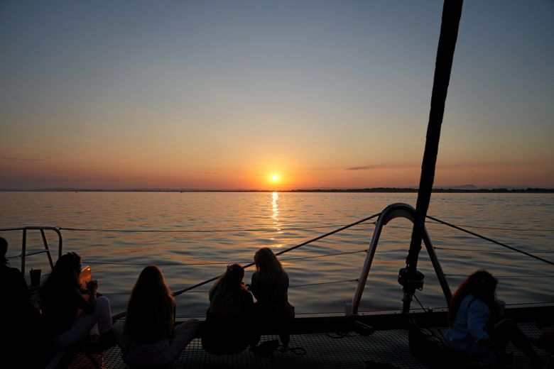 "Si je ne m’étais pas mariée à Vegas, je l’aurais fait ici !" : À La Grande-Motte, le succès des mini-croisières en catamaran