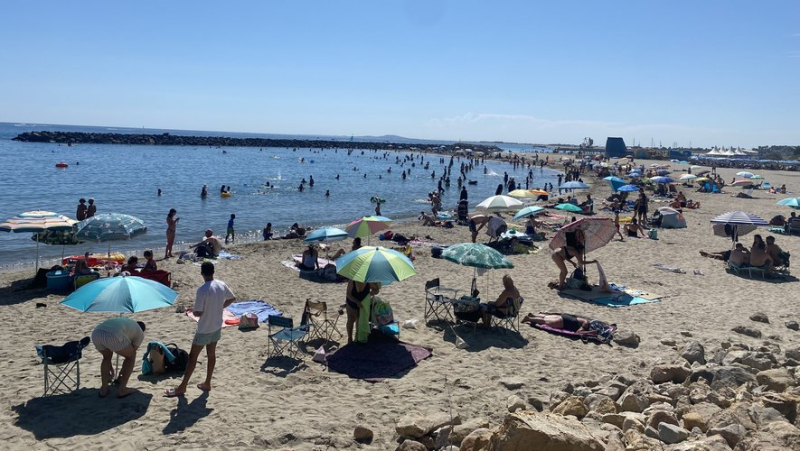 In over 40°C heat, hundreds of people are sunbathing on Lazaret beach in Sète