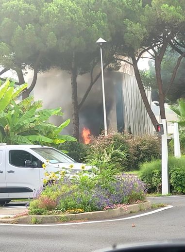 LIVE. Explosion and fire in front of the synagogue of La Grande-Motte: criminal lead, police officer injured, Darmanin expected... what we know