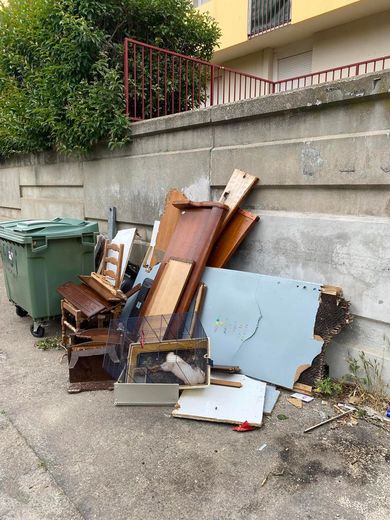 In Nîmes, the corpse of a rabbit in its cage thrown away with the trash