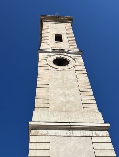 Why did the dials and hands of the Clock Tower in downtown Nîmes disappear ?