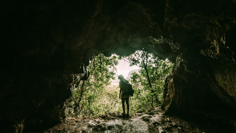 Water level suddenly rises: while their guide drowns, tourists manage to escape from a flooded cave