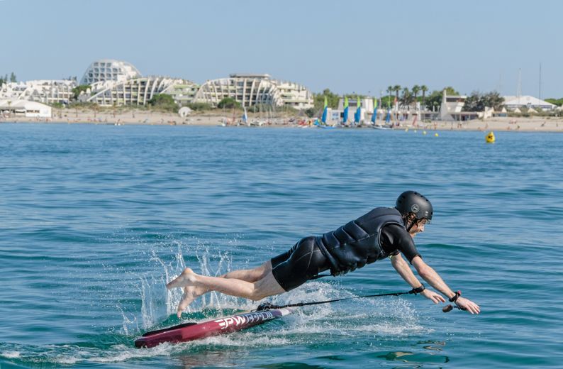 What is E-foil, this electric water sport ? In La Grande-Motte, we tested it for you