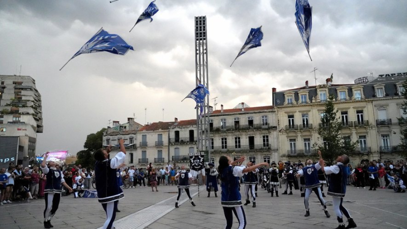 Les lanceurs de drapeaux italiens défilent et lancent les festivités de la Saint-Roch à Montpellier