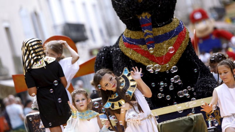 A delighted crowd keeps the flame of the flower parade tradition alive