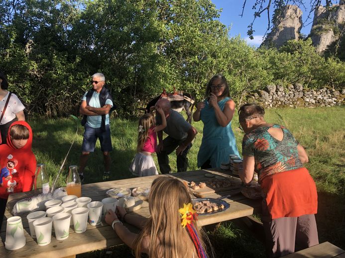 Walk to the Roquesaltes farm, on the Causse Noir, moments of sharing between visitors and the rural world