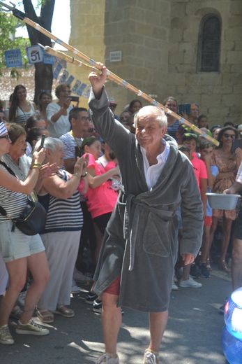 EN IMAGES. Léon Marchand, Arielle Dombasle... une parodie déjantée des JO de Paris 2024 à la fête votive du Cailar