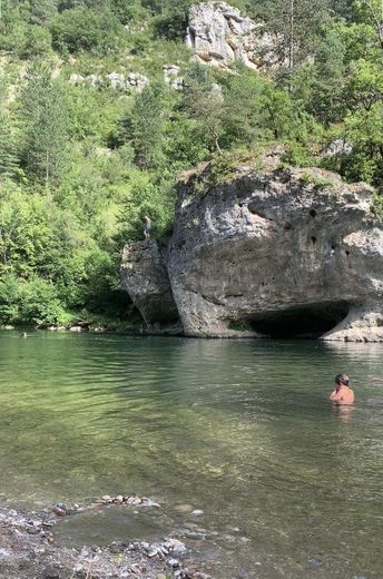 In Lozère, a 21-year-old man is injured after jumping twelve meters into the water