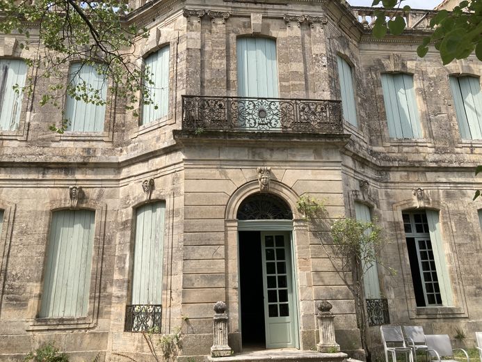 LA VIE DE CHATEAU.  Depuis 75 ans, la famille Demangel veille sur le château d’Assas