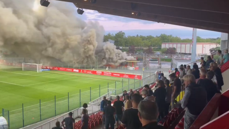 VIDEO. Un incendie se déclenche dans la buvette du stade d’Orléans à la mi-temps d'un match de National, la rencontre interrompue