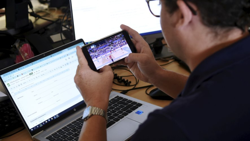 “The Olympics are OK, they’re every four years…”: what are the risks of watching the Olympic Games while you’re at work ?