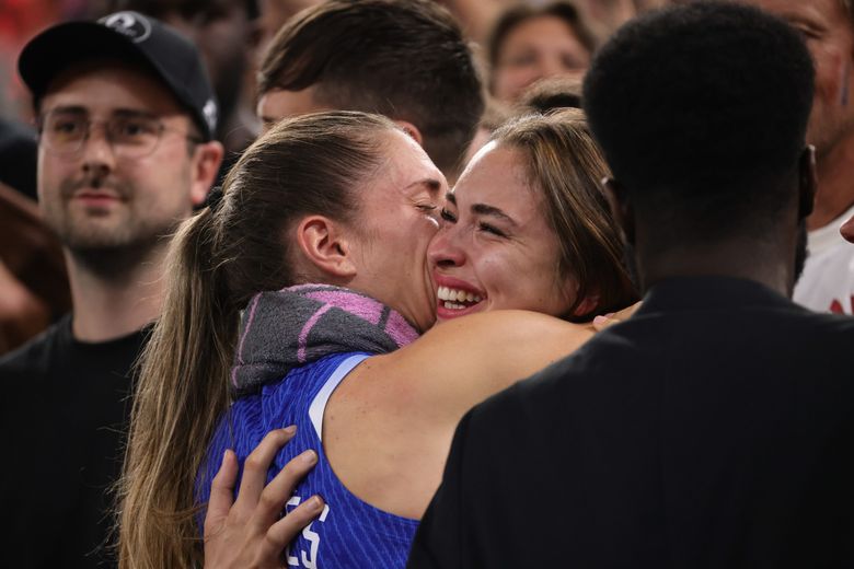 "We had goosebumps", "Standing on this podium with all our families there...": basketball player Romane Berniès talks about her Paris Olympic Games