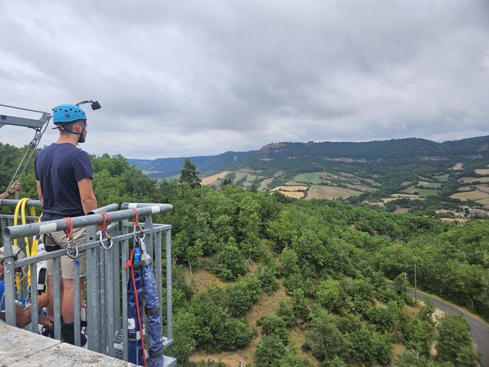 Faire le plein d’adrénaline avec un saut à l’élastique de 50 m sur le viaduc de Sainte-Eulalie-de-Cernon