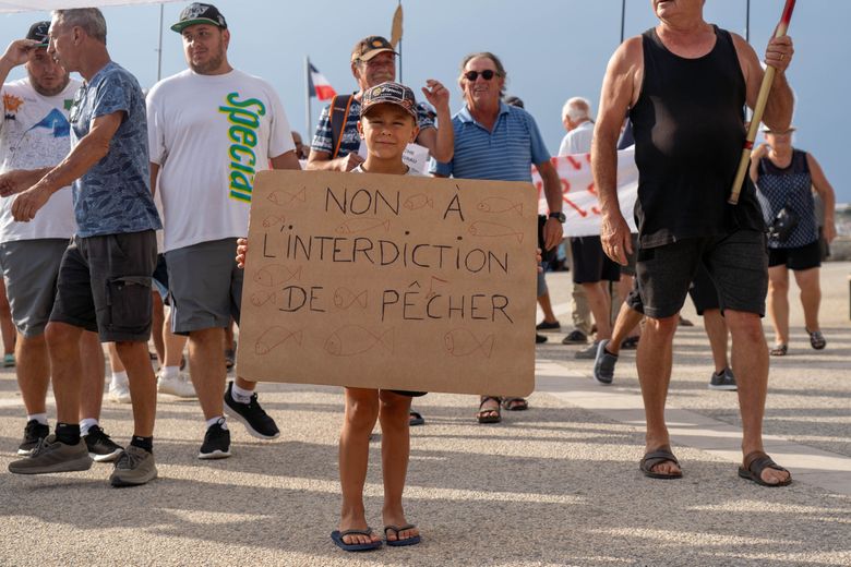 "On s’impatiente, on n’abandonnera pas" : au Grau-du-Roi, une cinquantaine de manifestants contre l’interdiction de la pêche à la ligne