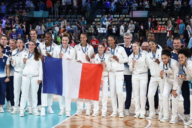 "We had goosebumps", "Standing on this podium with all our families there...": basketball player Romane Berniès talks about her Paris Olympic Games