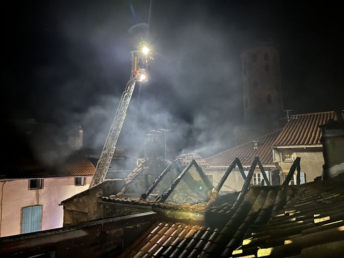 Building ravaged by fire in downtown Millau, 23 people evacuated