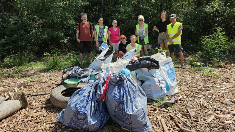 Thanks to cleaning operations, waste is decreasing on the banks of the Galeizon river in the Cévennes