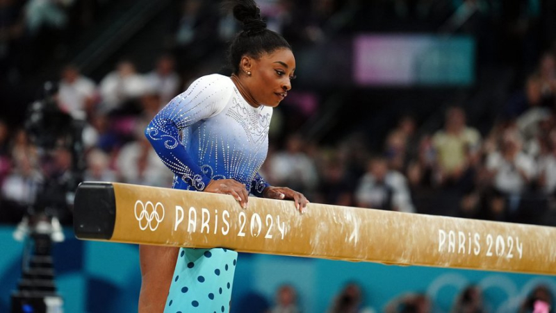 VIDEO. Simone Biles falls off balance beam, failing to win fourth gymnastics gold medal at Paris 2024 Olympics